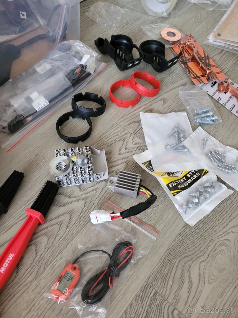 KTM - regulátor,žiarovky,skrutky KTM príbal na cestu