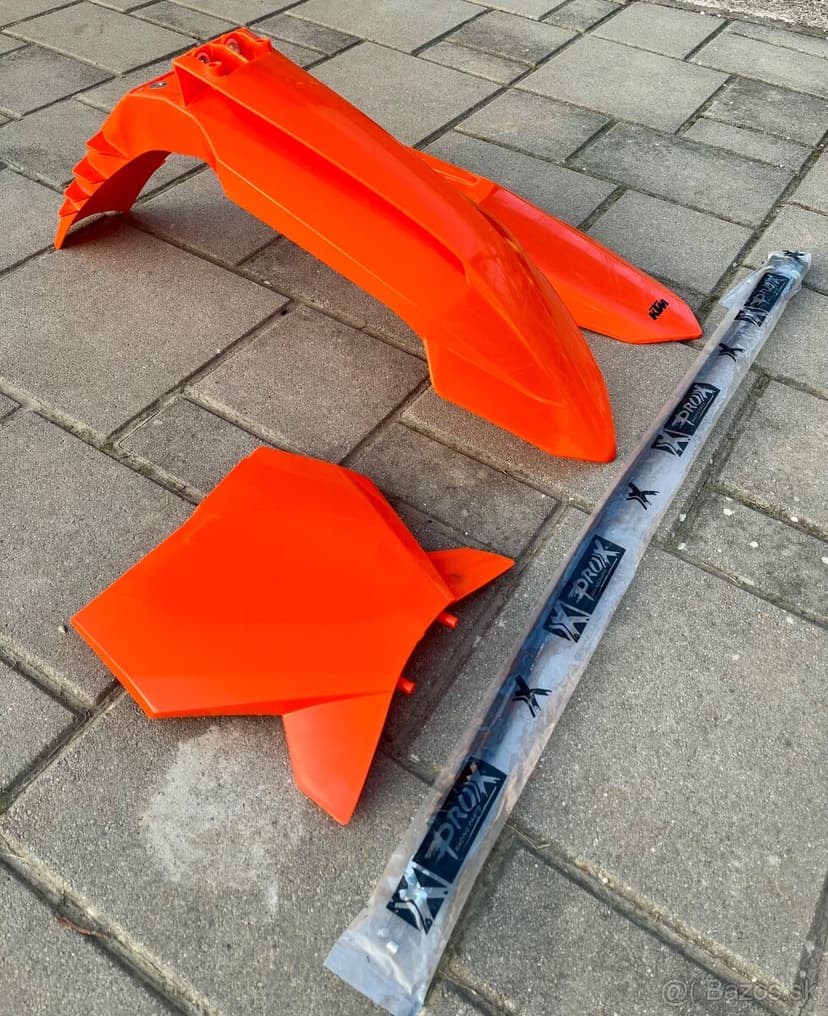 Predám blatníky,tabuľku,plynové lanká KTM