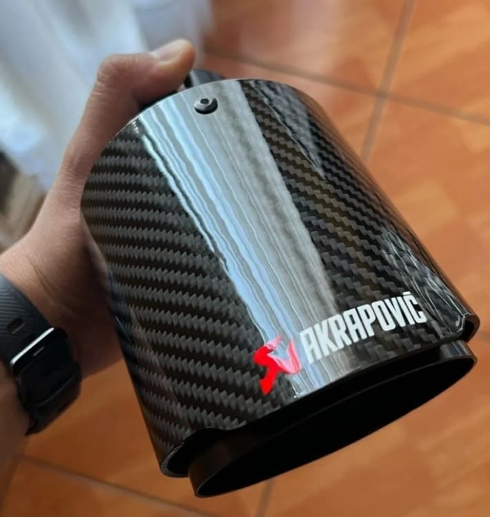 Univerzálna koncovka výfuku Logo: Akrapovič dizajn Carbon
