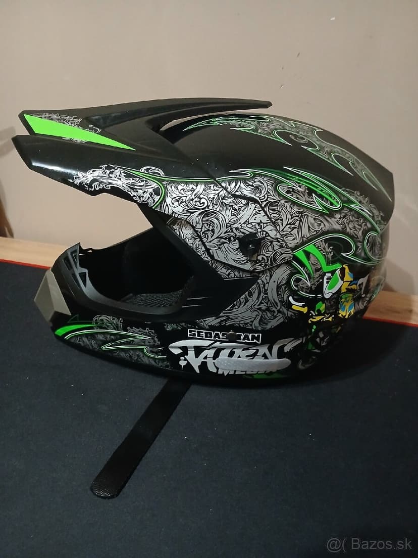 Predám motocrossovu prilbu okuliare a rukavice