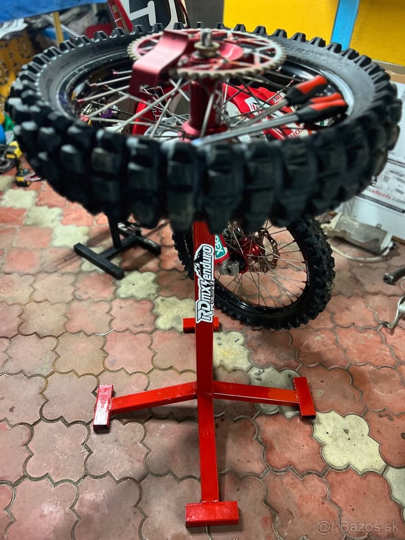 Stojan na prezuvanie moto kolies