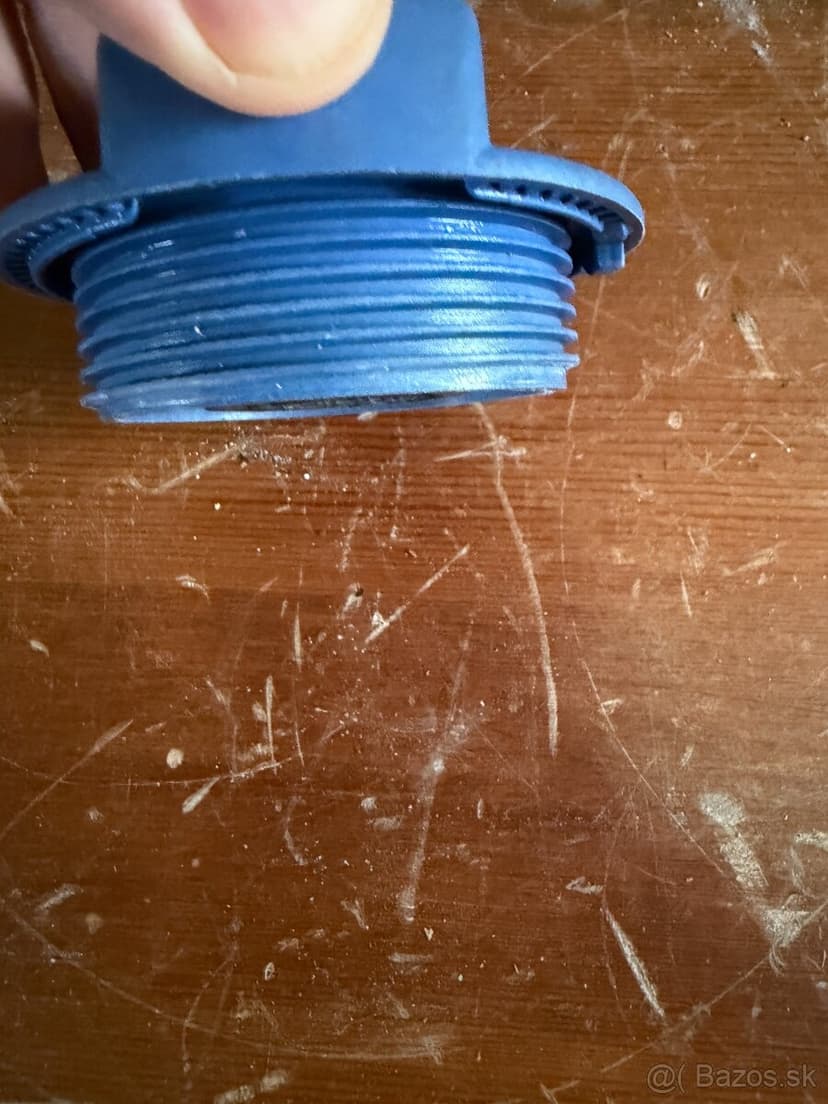 Viečko nádržky chladiacej kvapaliny a uzáver palivovej nádrž