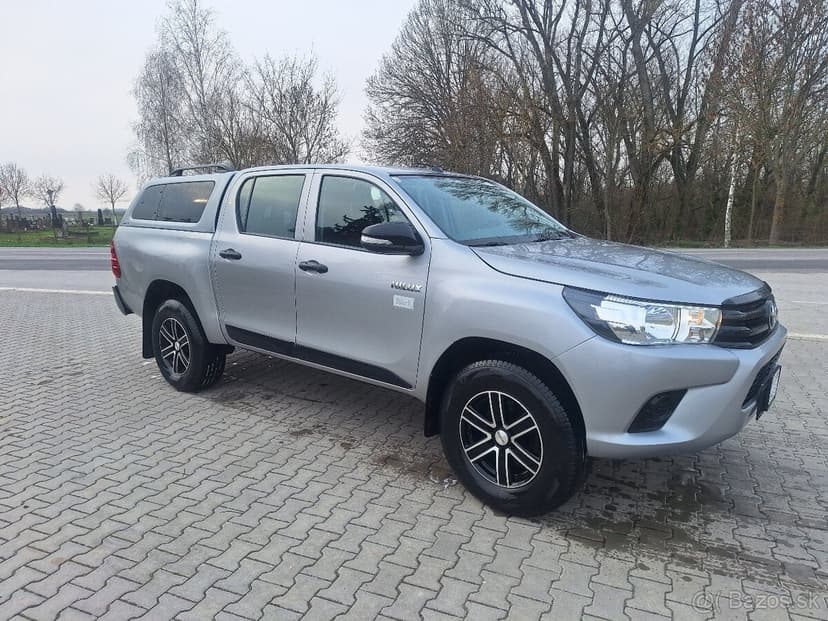 TOYOTA HILUX 2,4 DIESEL 4X4 ŤAŽNÉ 3200KG MOŽNÝ LEASING