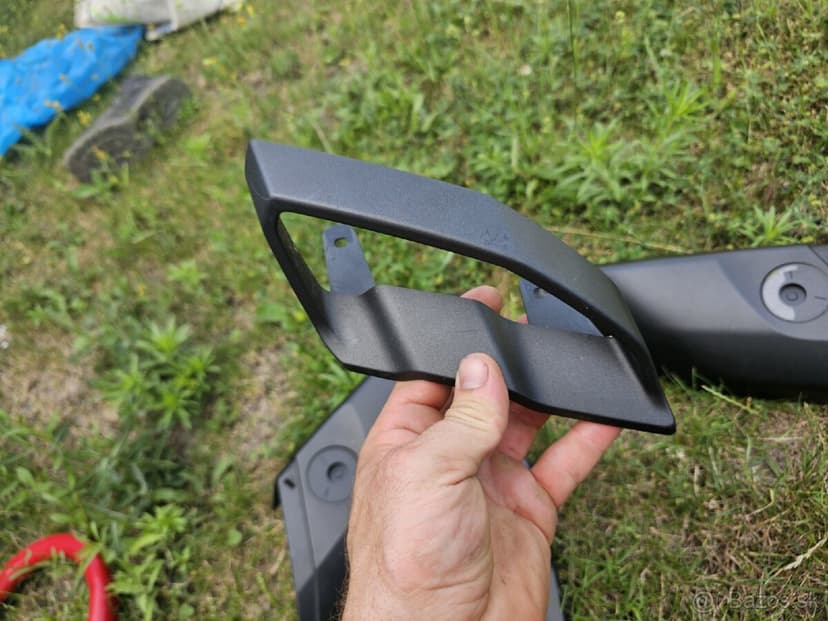 Yamaha MT1O,  bočné vzduchové plasty