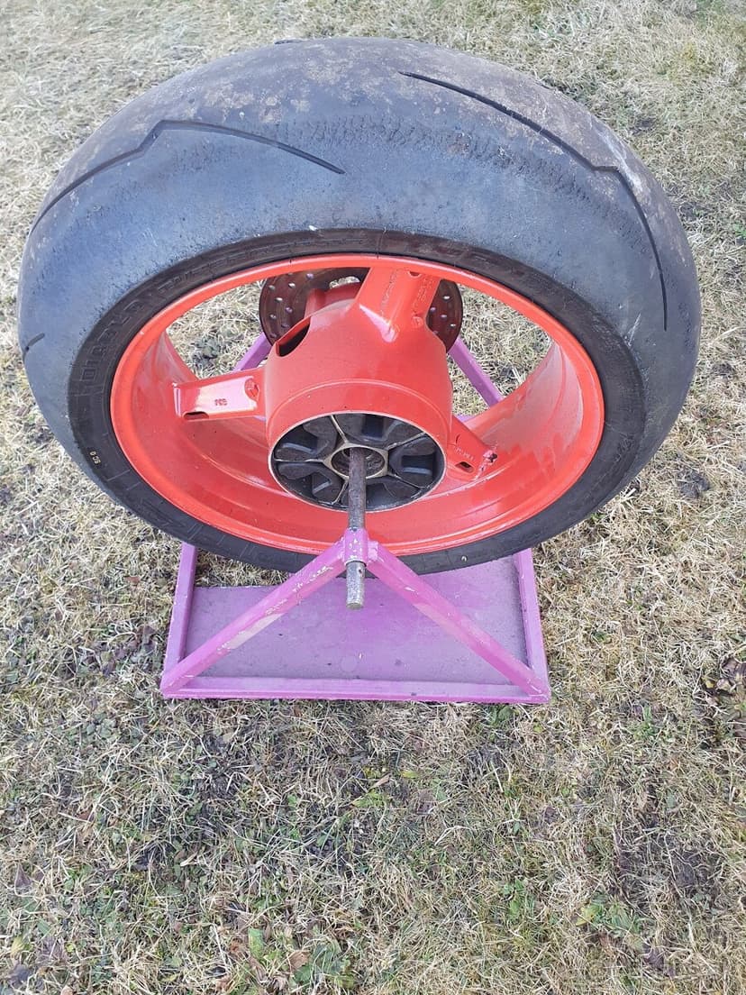 zadne koleso suzuki GSX-R 1000 a stojan na moto