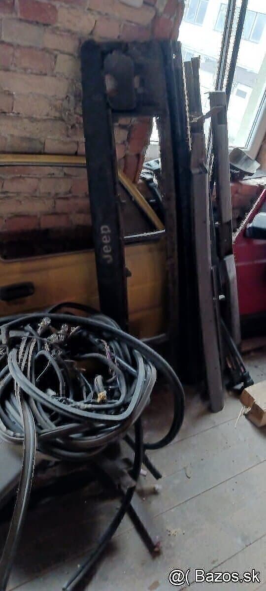 JEEP CHEROKEE XJ- 4x dvere + piate dvere,nárazník a pod.