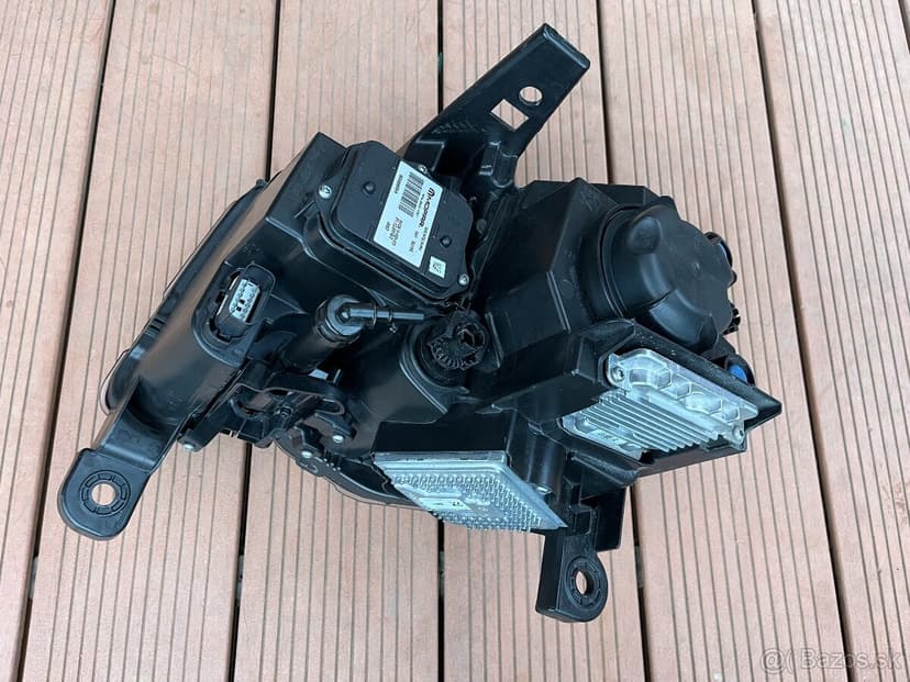 Predám pravý predný svetlomet Jeep Grand Cherokee WK2