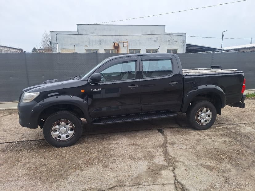 TOYOTA HILUX 2,5 DIESEL 4X4 UZÁVIERKU MA