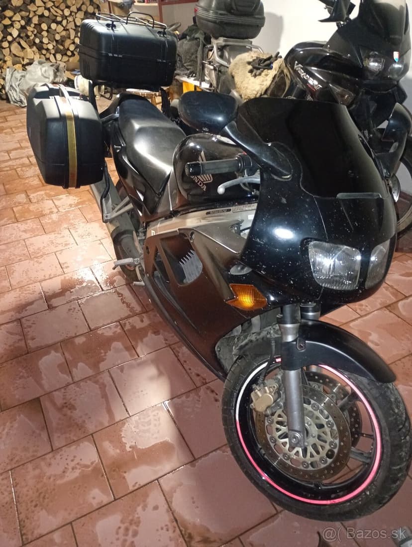 Honda VFR 750, r. 1995 – spoľahlivá klasika