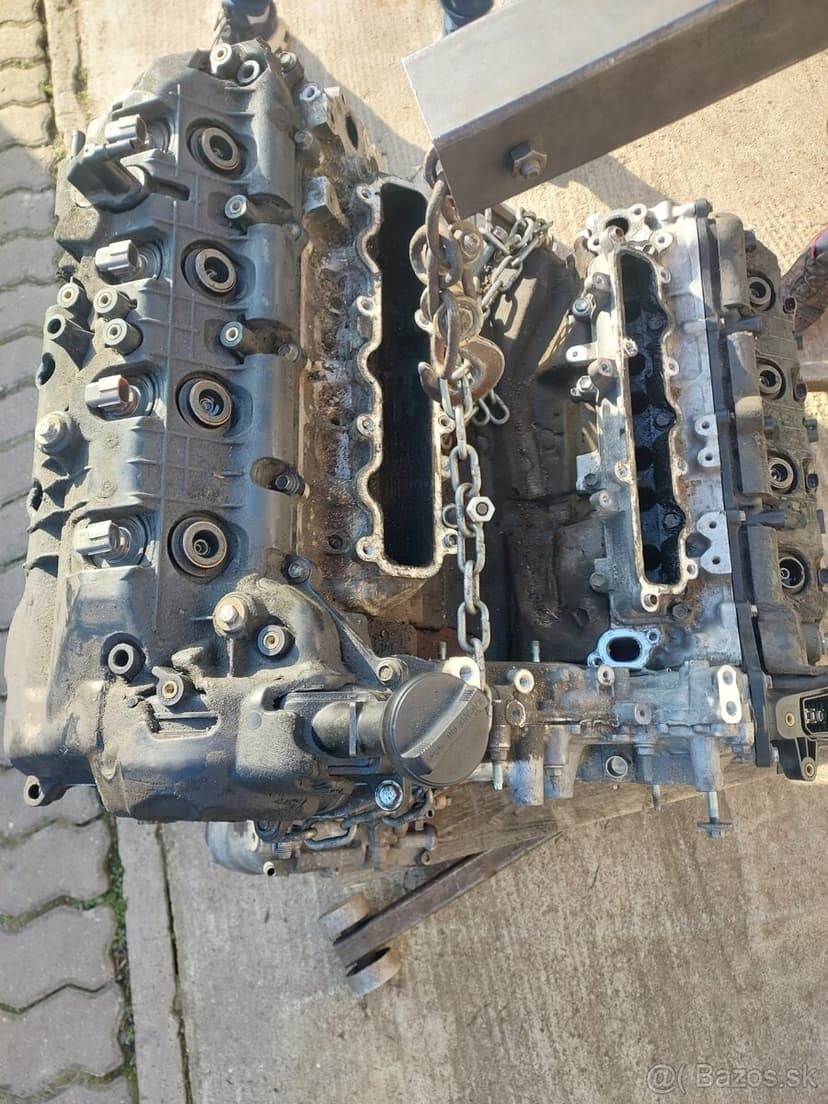 Motor Toyota Land Cruiser 200 zadretý