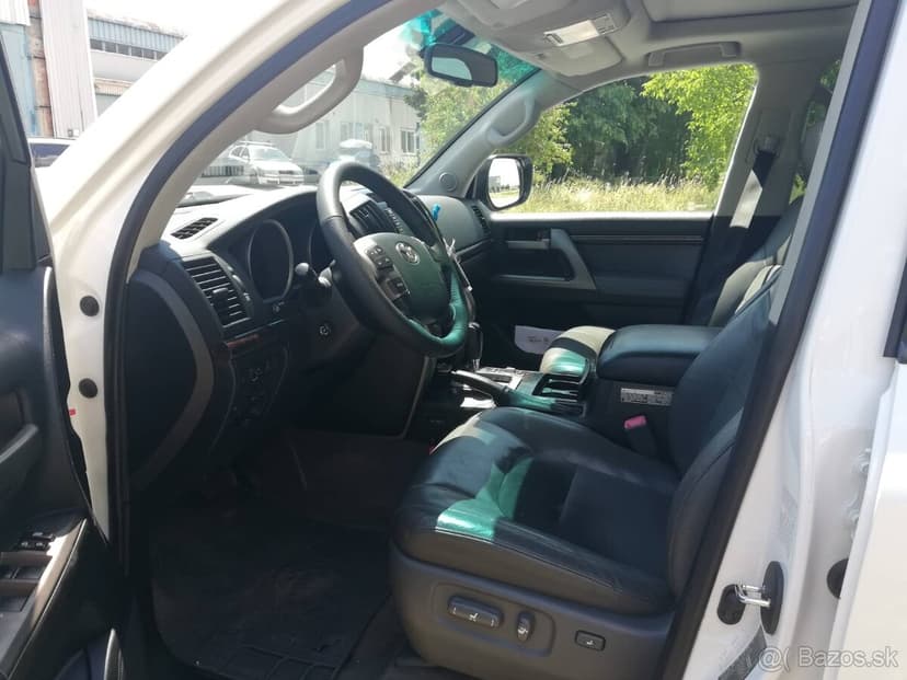 Toyota  LAND CRUISER 200