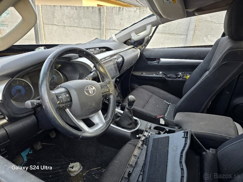 Predám havarovanú Toyota Hilux r.v.2017,2.4D,110 kW
