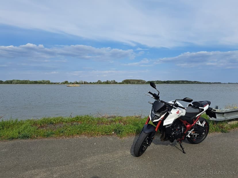 Honda CB750 Hornet 2023 - Premium výbava, Quickshifter