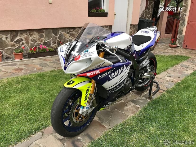 YAMAHA R1 SUPERBIKE