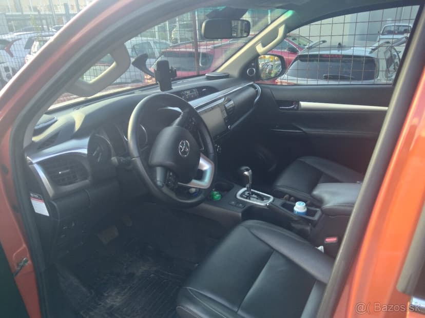 Toyota hilux 2.8 a/t koža  dph