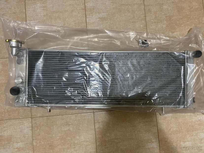 CELOHLINIKOVÝ SPORTOVNÍ CHLADIČ JEEP CHEROKEE XJ 4.0 A 2.5