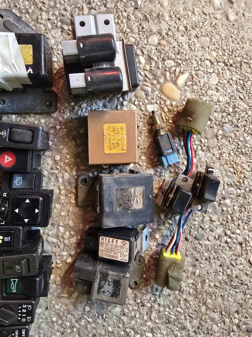 Spínače, prepínače, relatka Nissan Patrol Y60