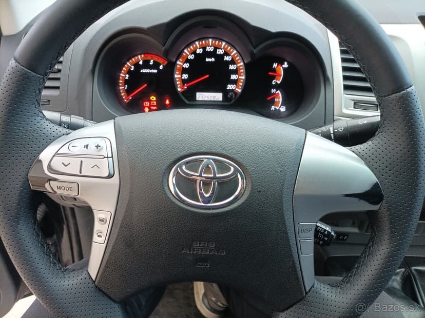 toyota Hilux 3.0  4x4 manuál