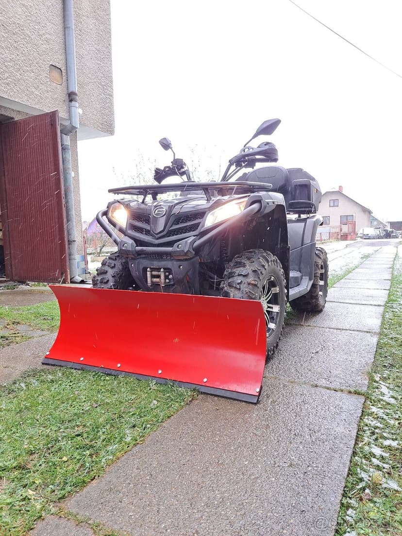 Snežný pluh na štvorkolku