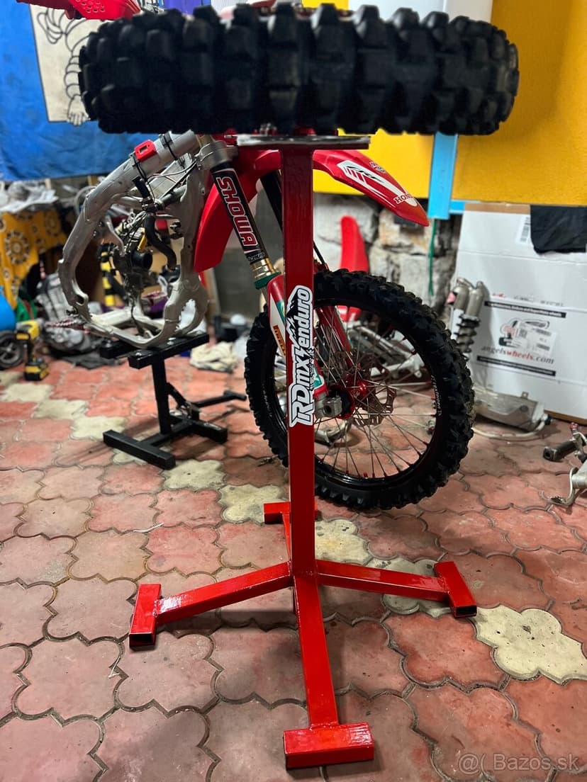 Stojan na prezuvanie moto kolies