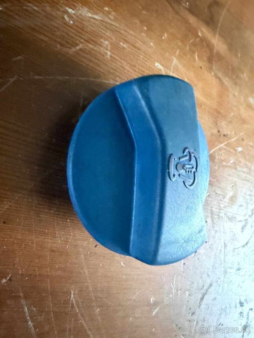 Viečko nádržky chladiacej kvapaliny a uzáver palivovej nádrž