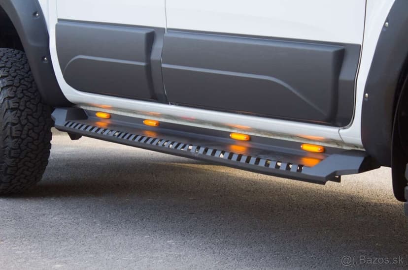 Bočné ochranné prahy nášľapy na Toyota Hilux