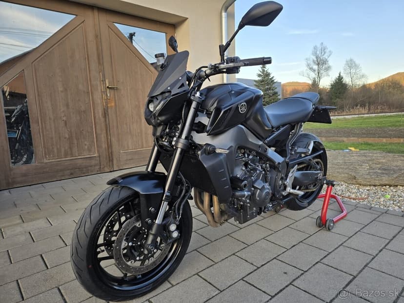 Yamaha MT-09 – 8/2022 – 14 900 km – matná čierna – perfektný