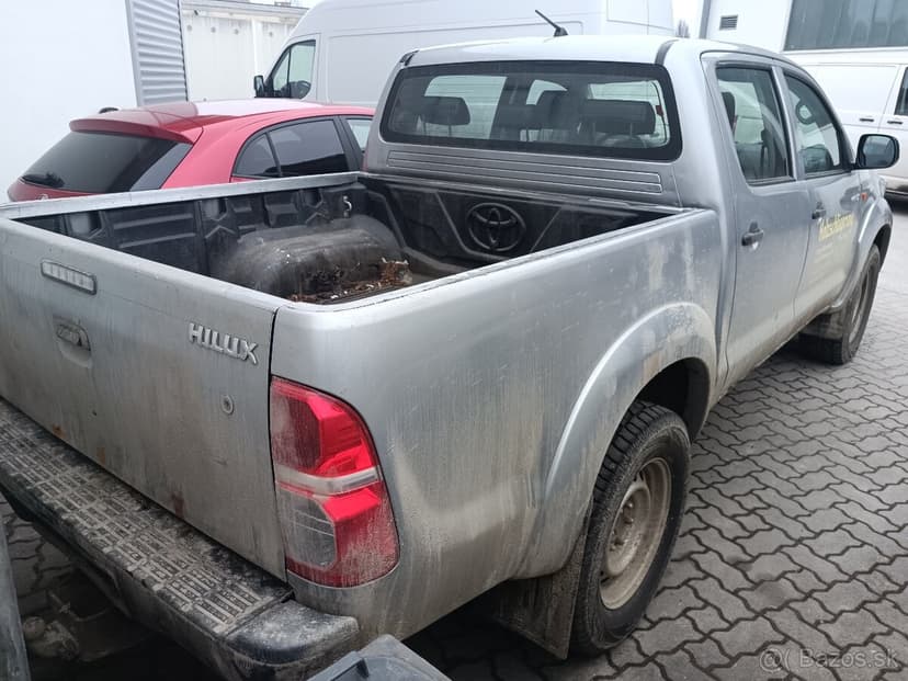 TOYOTA HILUX - NA PREDAJ / AJ NA SPLATKY