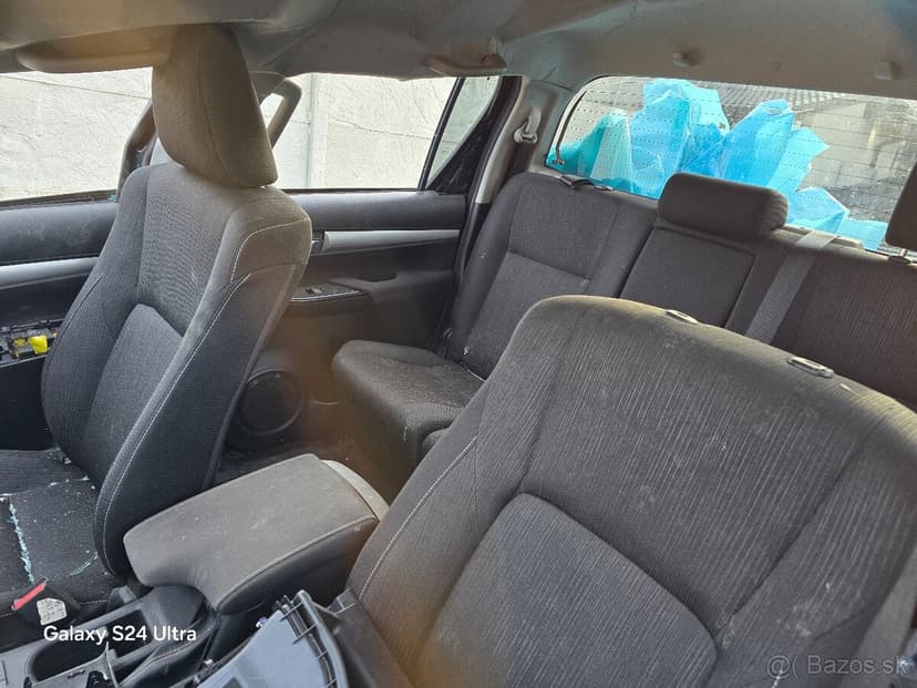 Predám havarovanú Toyota Hilux 2.4D, 110kW v celku/na diely