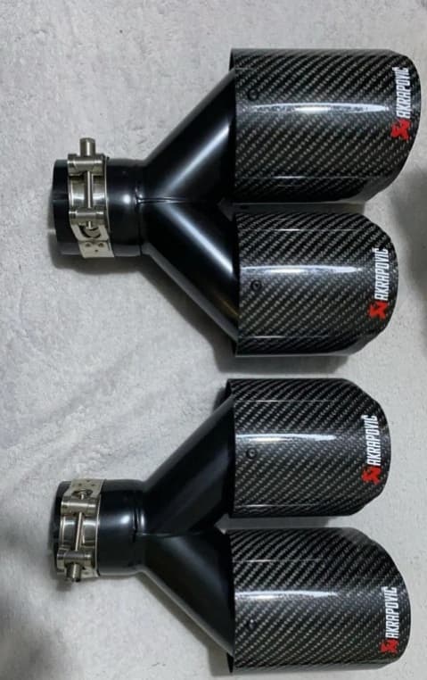 Nerezová  koncovka  výfuku  Carbon dizajn s logom Akrapovič