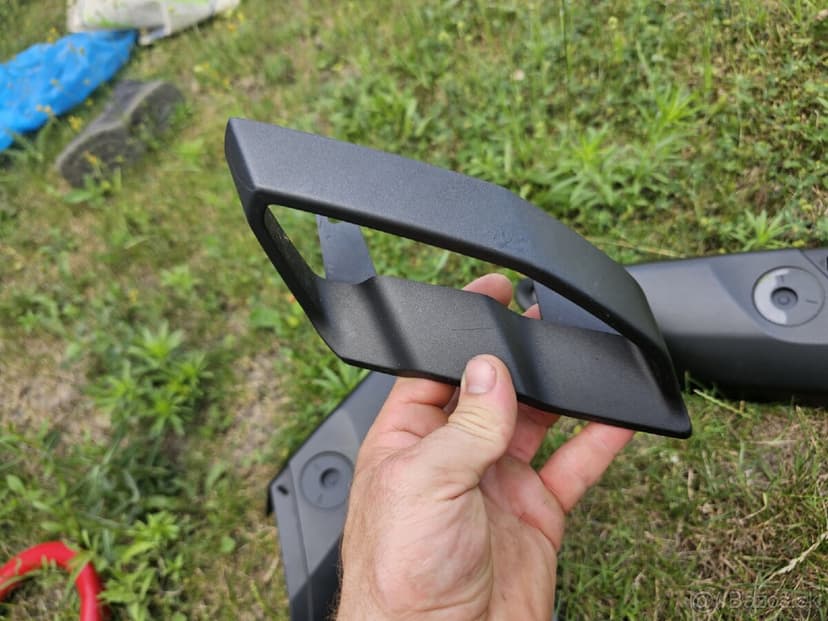 Yamaha MT1O,  bočné vzduchové plasty