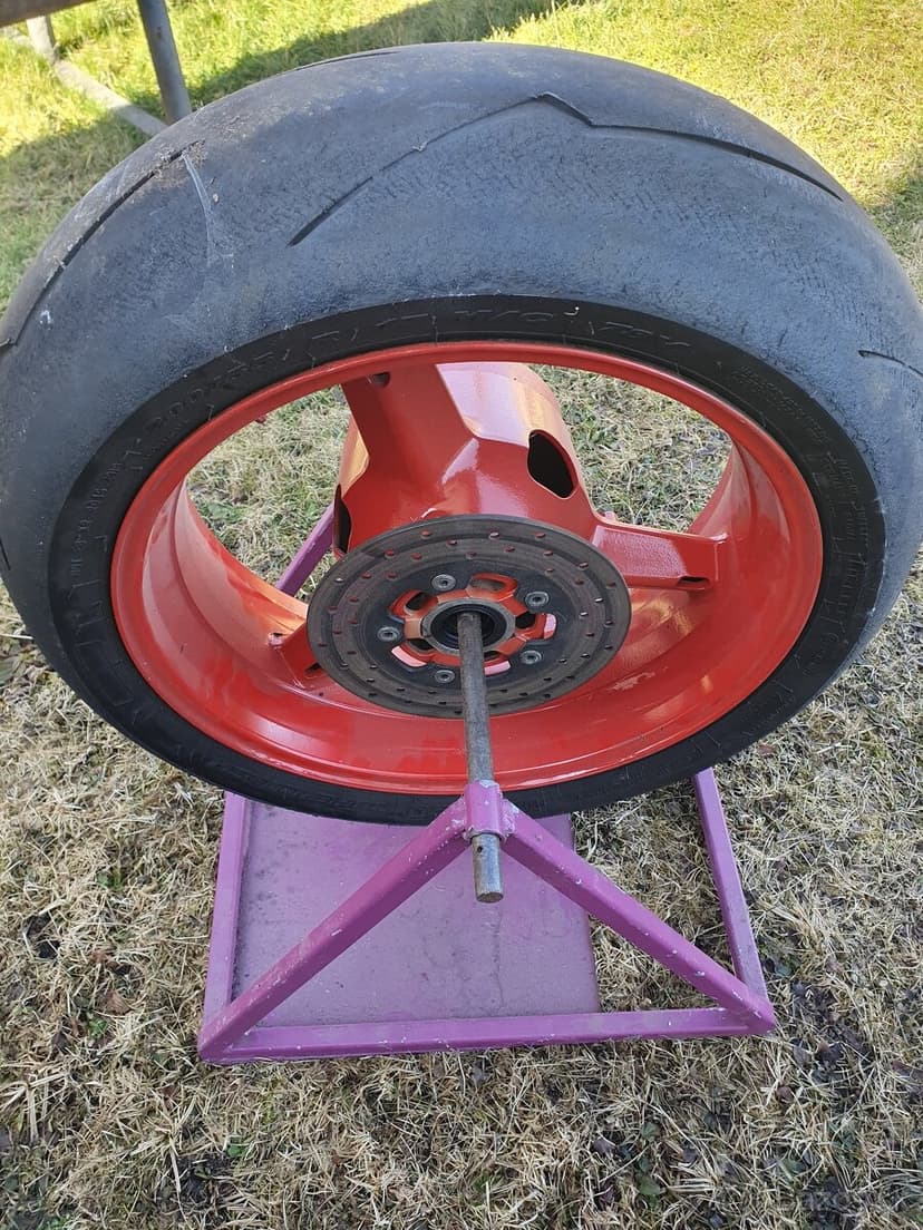 zadne koleso suzuki GSX-R 1000 a stojan na moto