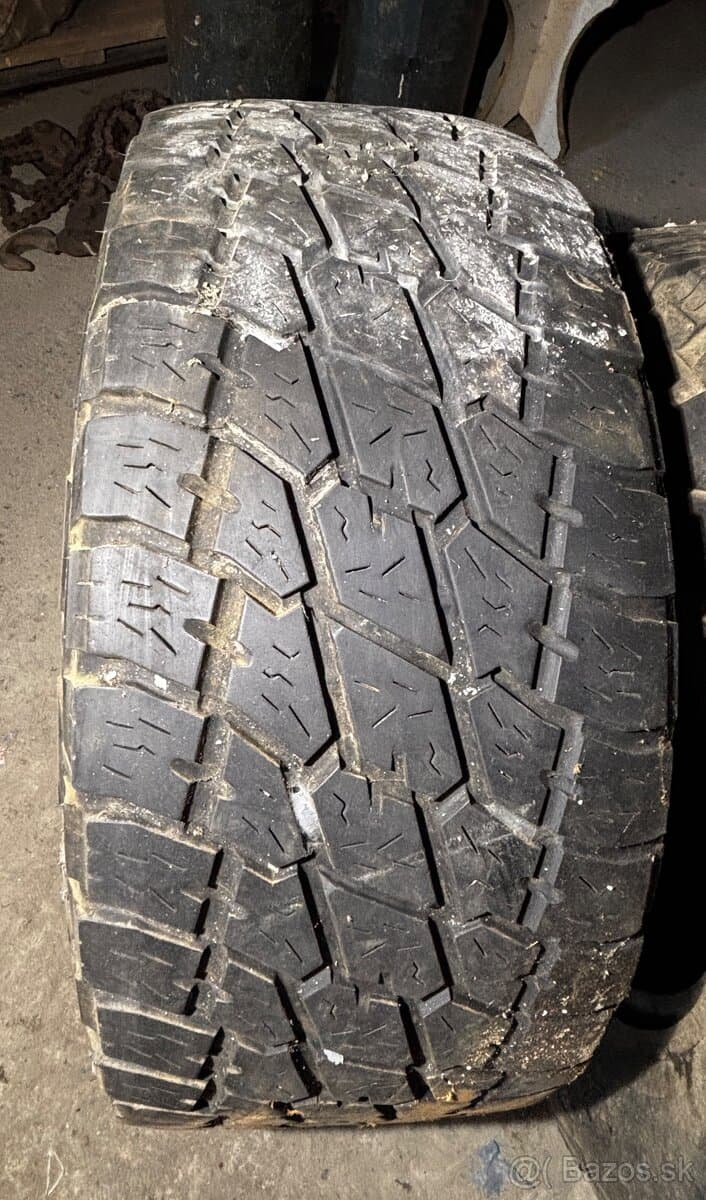 Pneumatiky LT 325/65 R18 121/118 S 8 PR