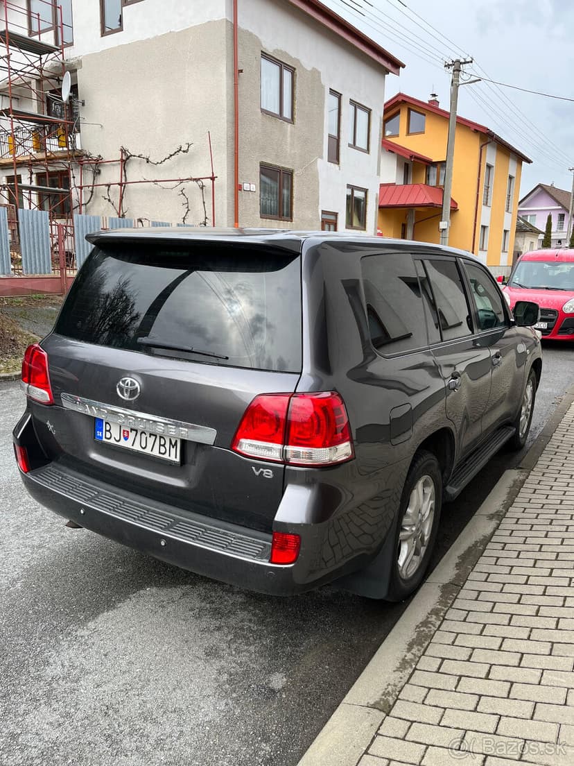 TOYOTA LAND CRUISER 200