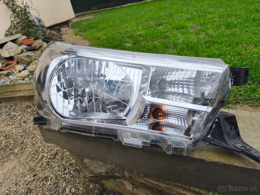 Predné svetlá na Toyota Hilux 2015-2020
