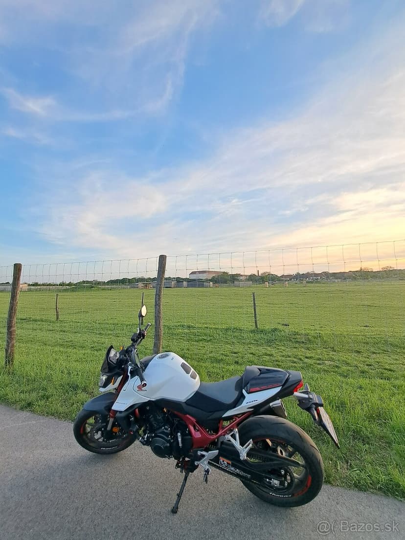 Honda CB750 Hornet 2023 - Premium výbava, Quickshifter