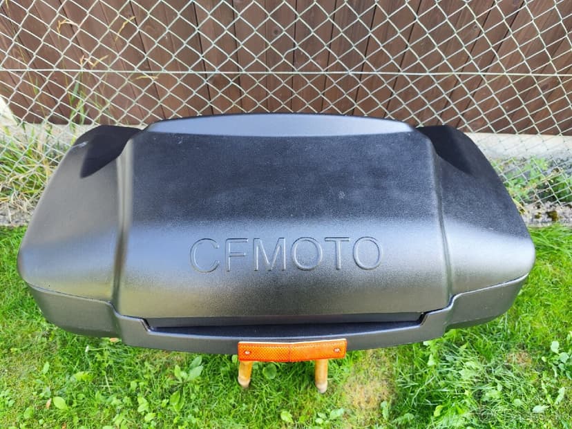 Zadný plastový kufor CF moto X8