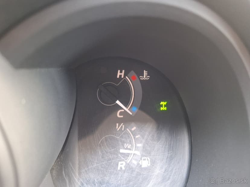 TOYOTA HILUX 2,5 DIESEL 4X4 UZÁVIERKU MA