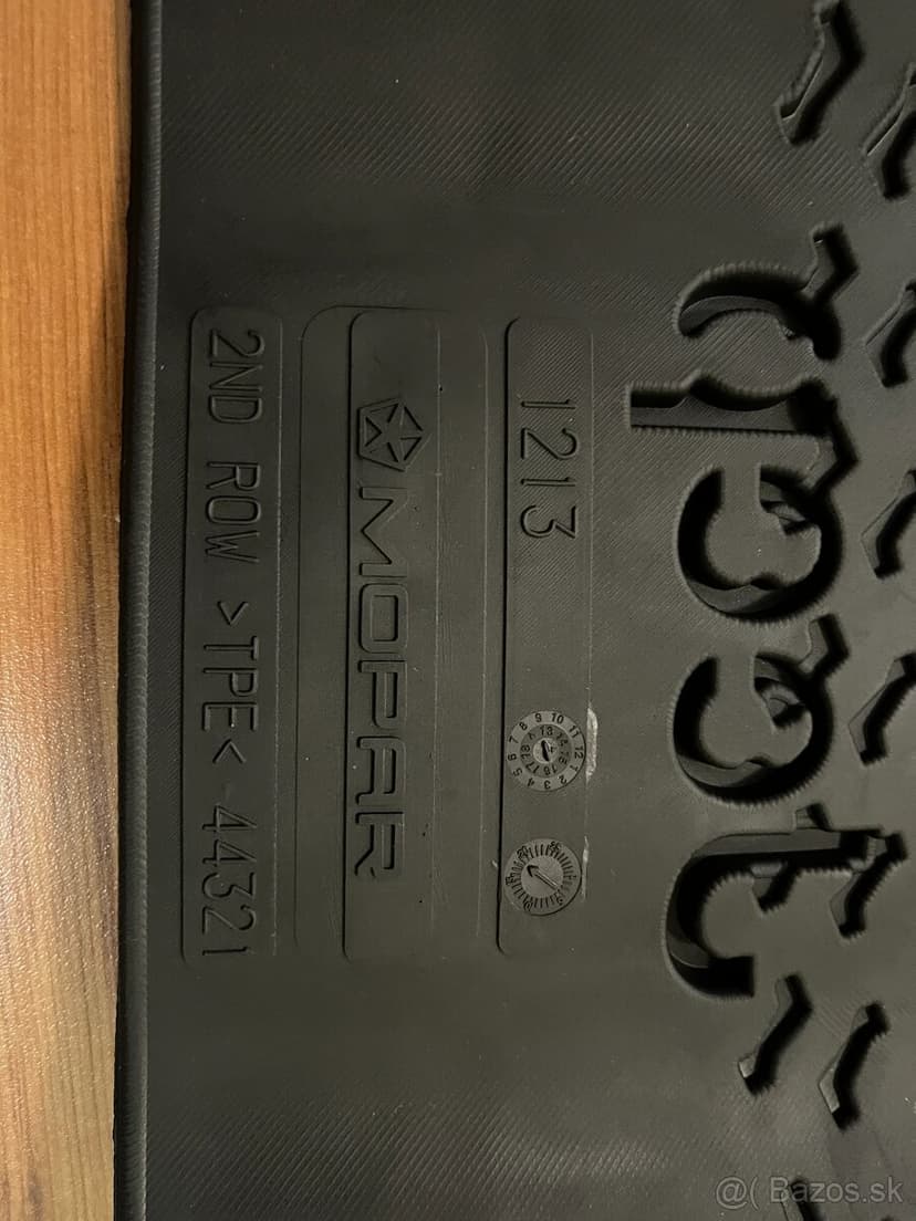 Predám originál gumene koberce MOPAR na Jeep Wrangler