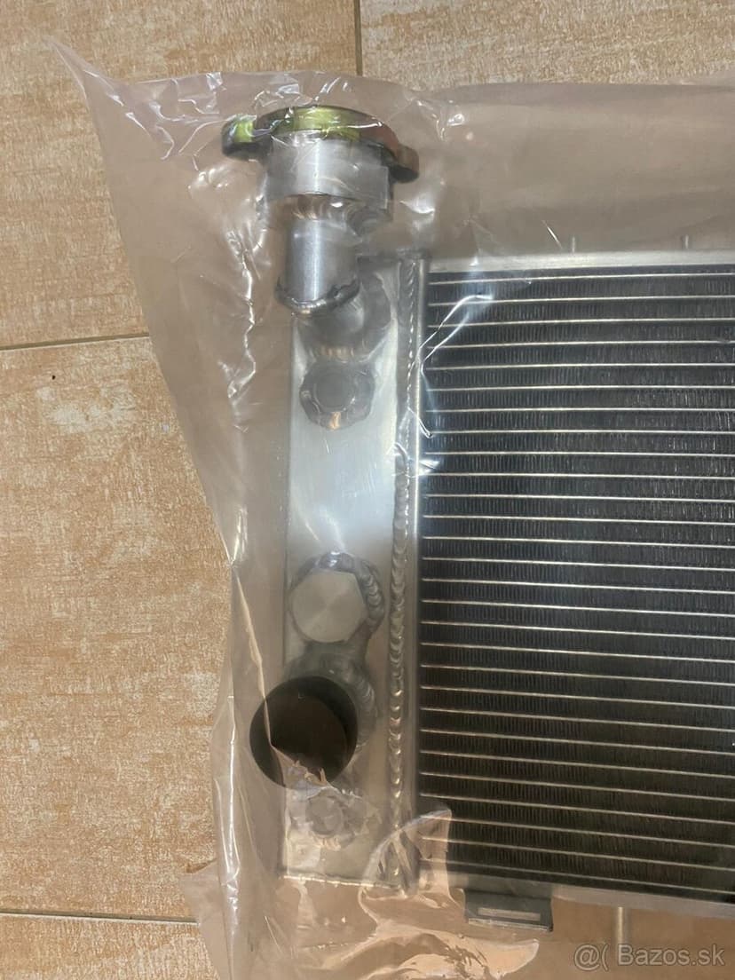 CELOHLINIKOVÝ SPORTOVNÍ CHLADIČ JEEP CHEROKEE XJ 4.0 A 2.5