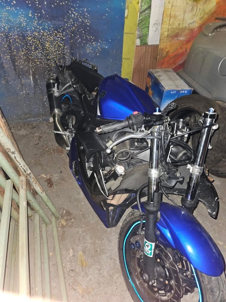 YAMAHA R6 2003 predam na diely alebo v celku ako je