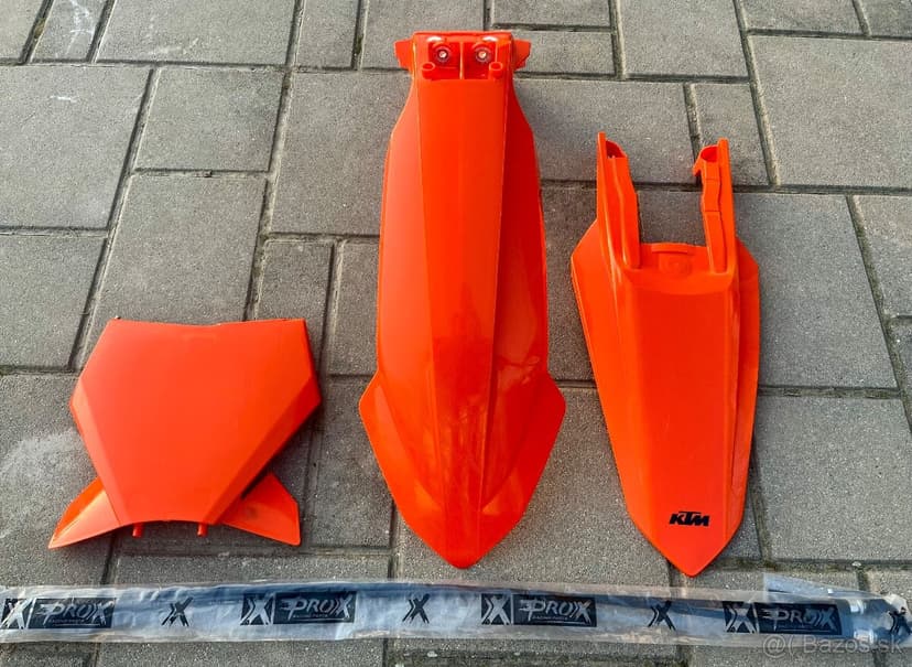 Predám blatníky,tabuľku,plynové lanká KTM