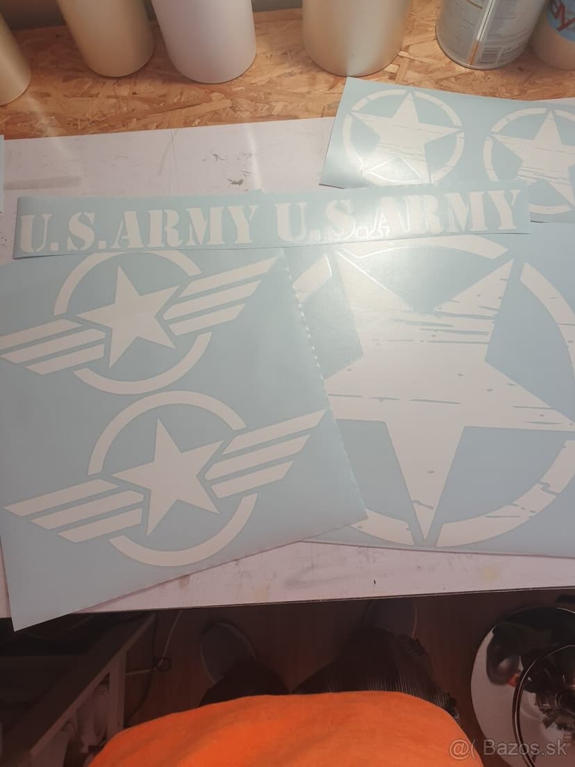 Jeep 4x4 offroad polepy rôzne druhy a veľkosti.