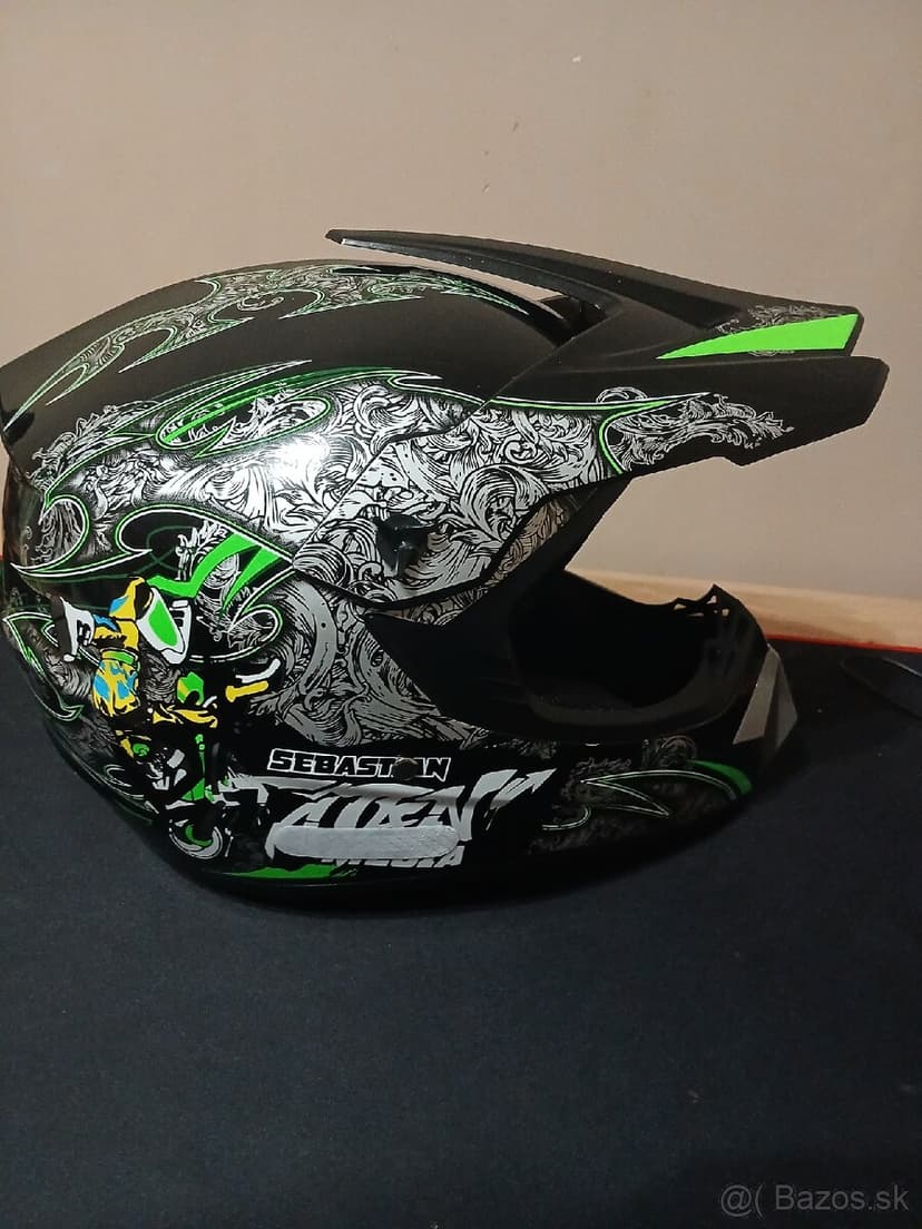 Predám motocrossovu prilbu okuliare a rukavice