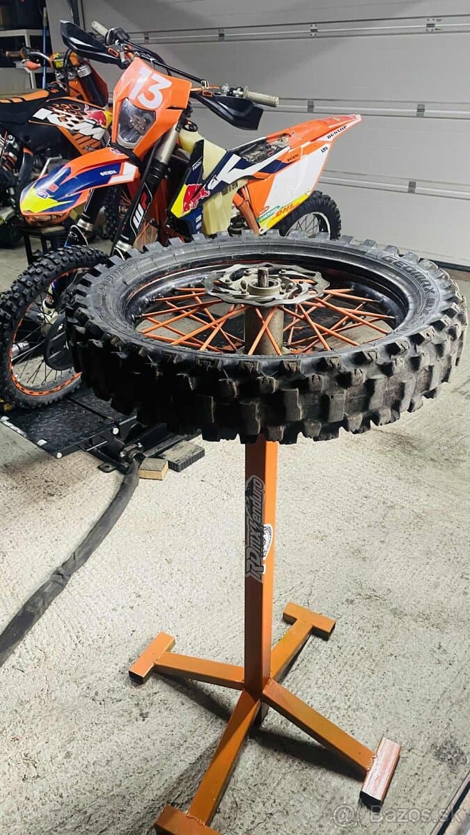 Stojan na prezuvanie moto kolies