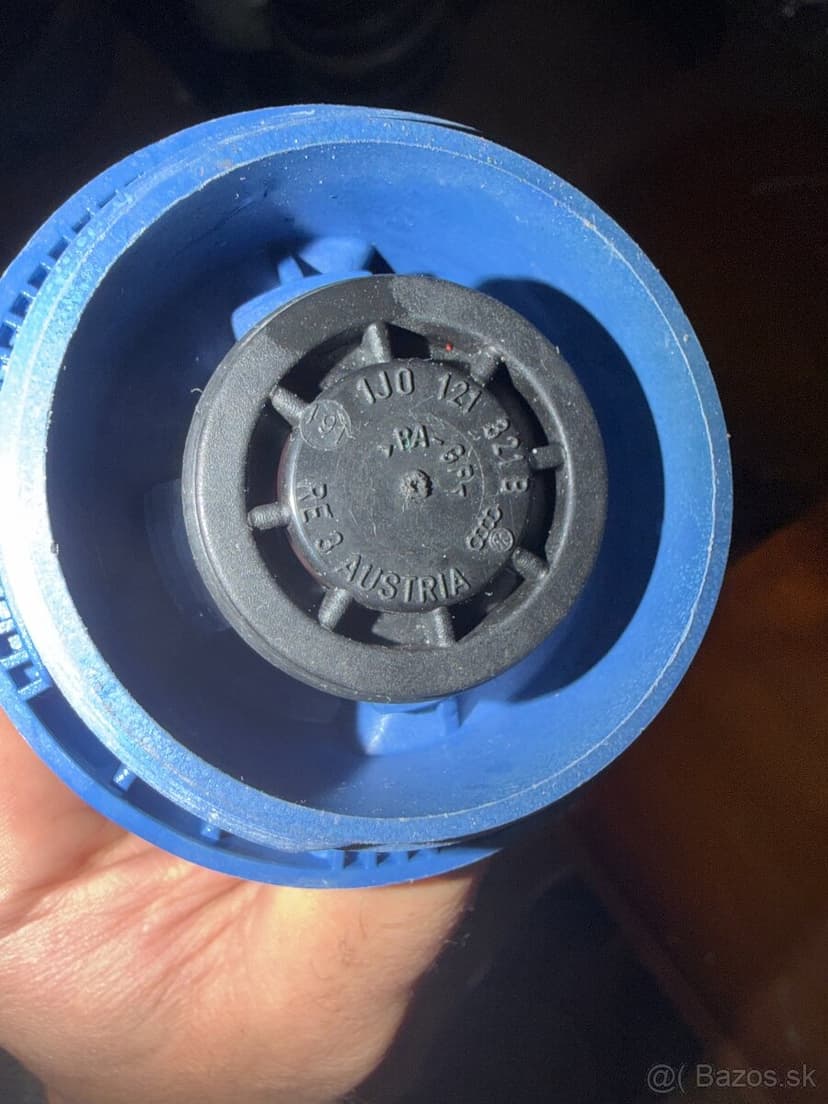 Viečko nádržky chladiacej kvapaliny a uzáver palivovej nádrž