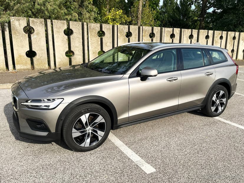 99tis Volvo V60 CROSS COUNTRY AWD A/T 2.0l B4 145KW