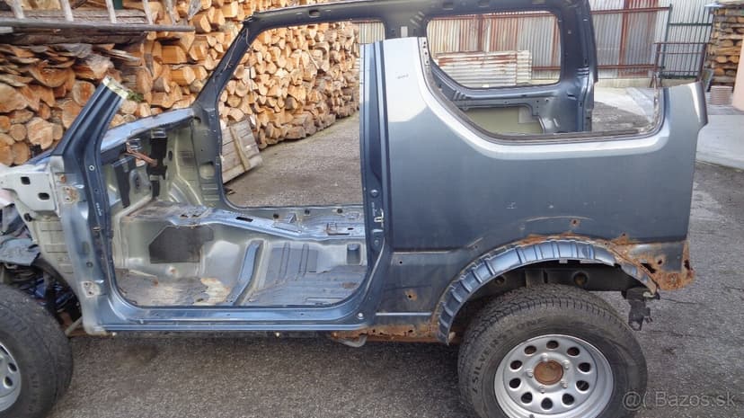 Suzuki Jimny časti karosérie + elektrická strecha