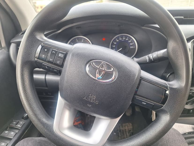 TOYOTA HILUX 2,4 DIESEL 4X4 ŤAŽNÉ 3200KG MOŽNÝ LEASING
