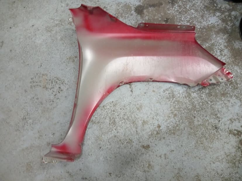 Predám ľavý predný blatník Toyota Hilux r.v. 2021.